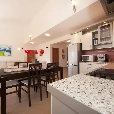 Apartment With Pool Near Split