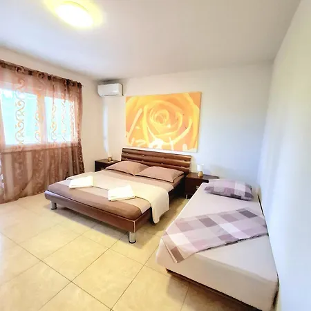 Apartamento With Pool Near